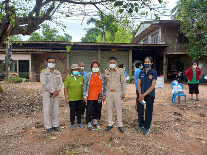 นายพร้อมทีมบริหารทุกท่านลงพื้นที่ที่เยี่ยมผู้กักตัวโควิคพร้อมมอบถุงยังชีพในตำบลท่าศาลา